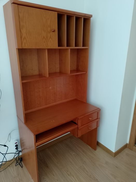 Escrivaninha com suporte para teclado de computador