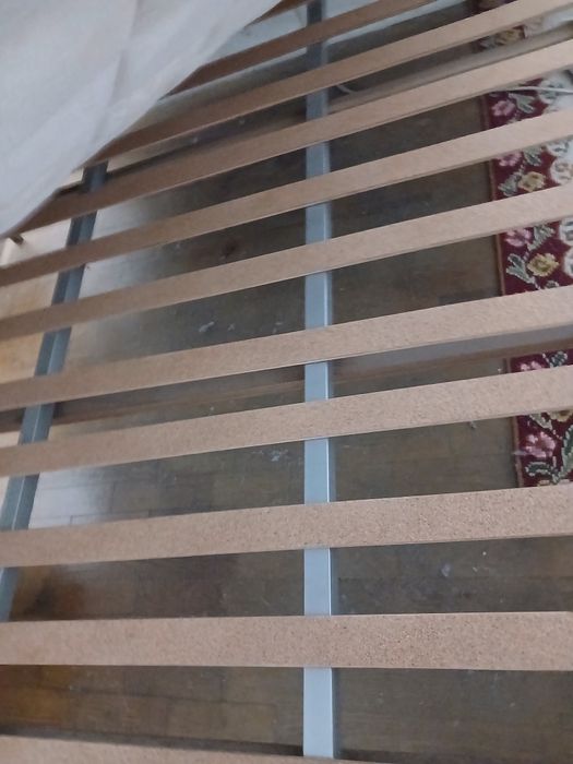 Cama com estrado e colchão