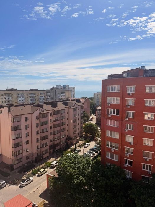 Продам в Монолите  2 комнатную со студией квартиру