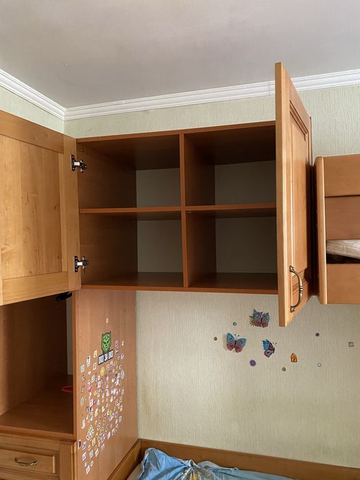 Деревʼяне двоярусне дитяче ліжко разом з шафами, б/у