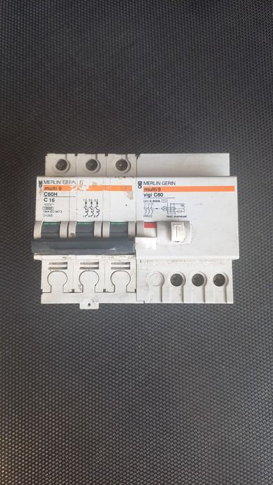 Disjuntor Merlin Gerin C60H C16 com módulo diferencial Vigi C60