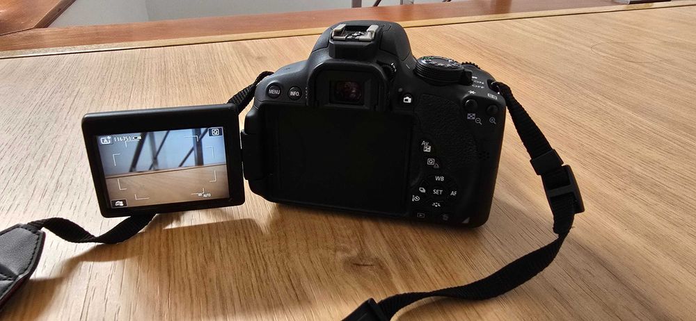 Máquina fotográfica Reflex CANON EOS 700D EF-S18-55MM IS