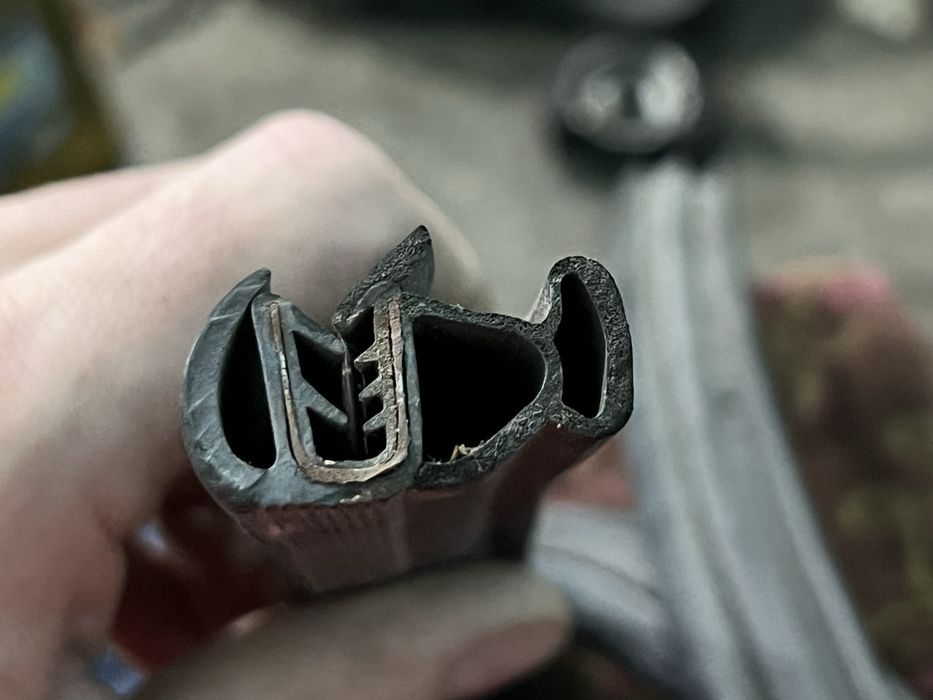 Ущільнювач дверей БРТ нива шевроле 2123-6107018