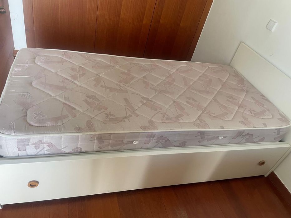 Cama de solteiro com 2 colchões