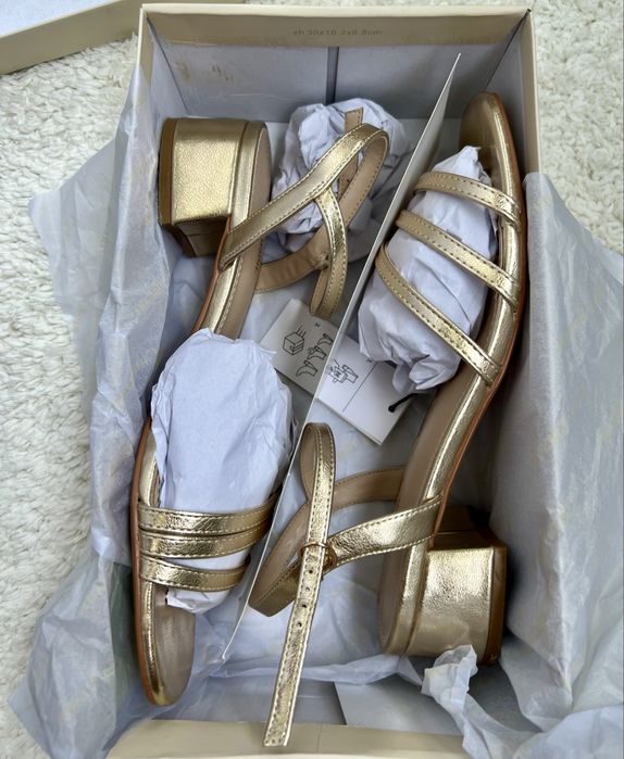 Босоніжки в золотому кольорі , Clara Barson