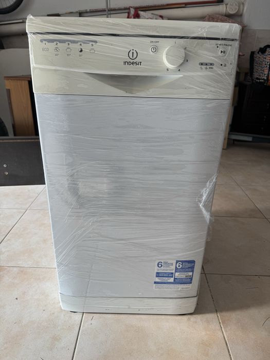 Maquina lavar loiça Indesit ( compacta)