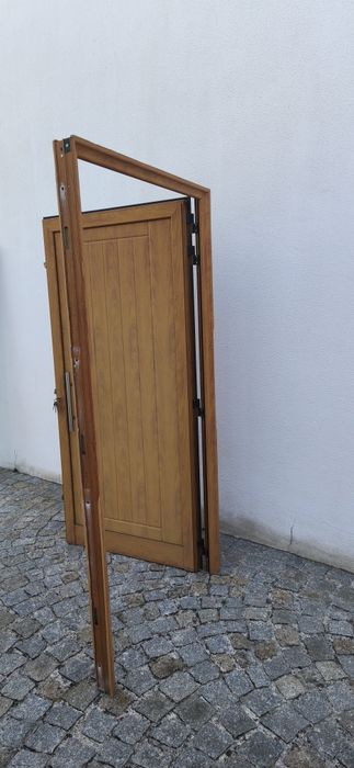 Porta e virtais lacados em madeira