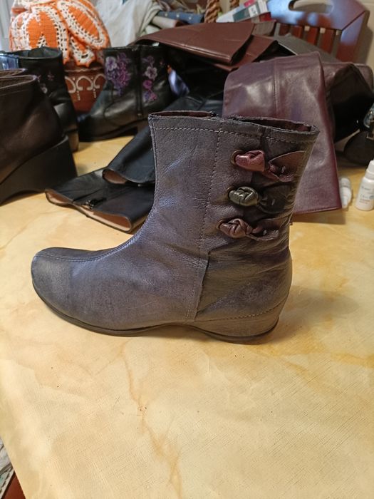 Botins cinza em pele e o forro também