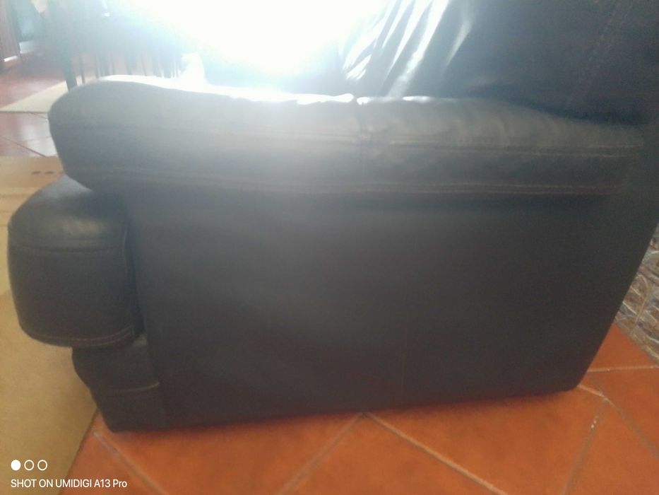 Sofá em pele 2 lugares
