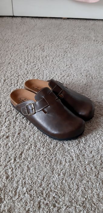 Klapki męskie firmowe.