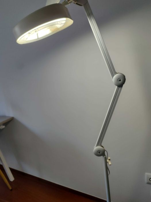 Lupa com lente de aumento como nova