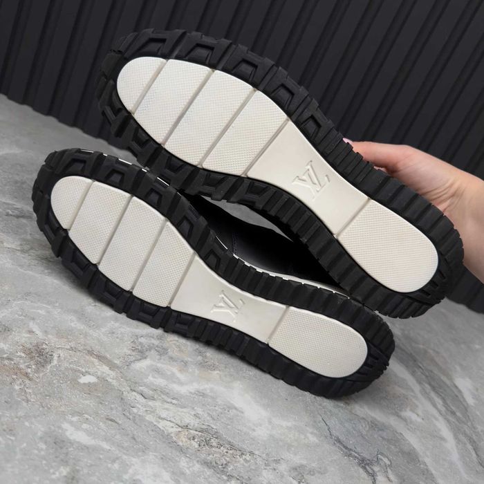 Louis Vuitton Run Away MTO Чоловічі кросівки шкіра оригінал 43 EUR