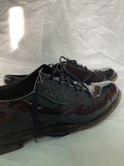 Лакові туфлі.