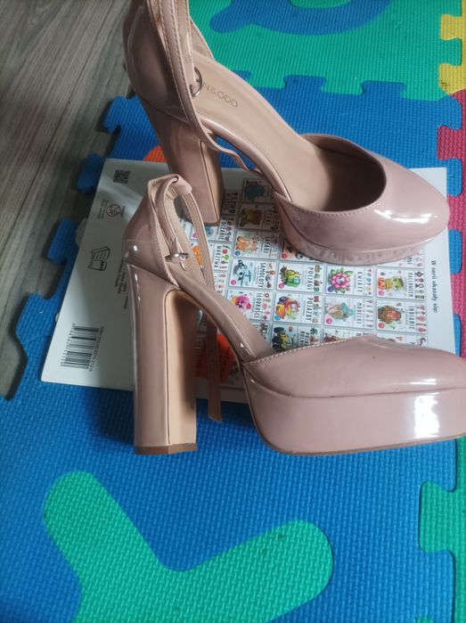 Różowe buty na grubym obcasie