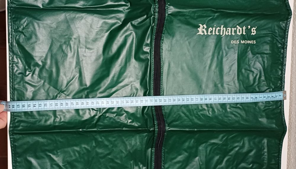 Capa plástica porta-fatos