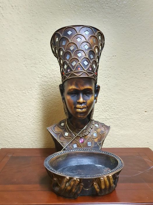 Peça Decorativa Étnica – Figura Africana com Taça