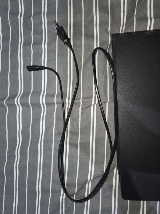 PS4 Pro em bom estado com 2 comandos e jogo