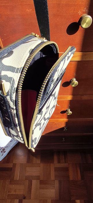 Mala tiracolo em bom estado.