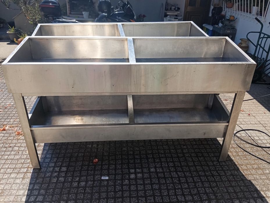 Escaparates e bancas de fruta ou legumes em inox