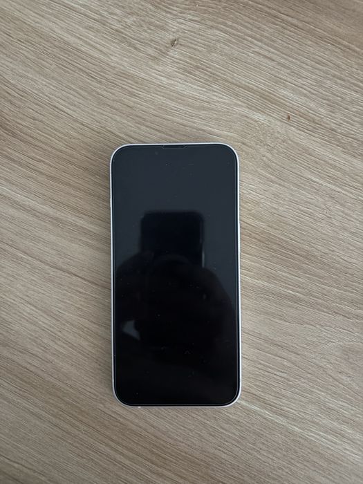 Iphone 13 com duas capas e cabos
