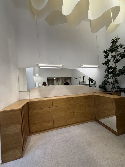 Szafki ze sklepi biżuterii z forniru i