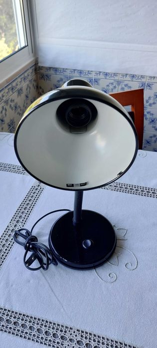 Candeeiro de Secretária c/lâmpada economizadora incluída. Bom estado.