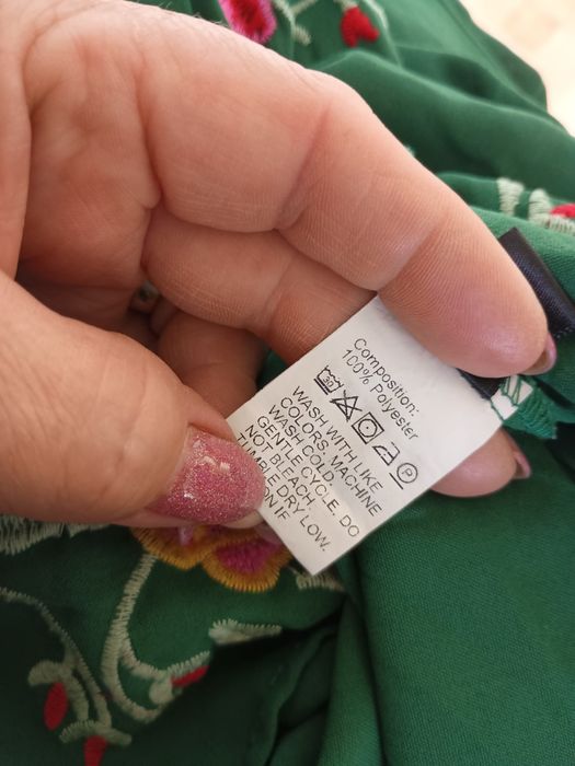 Leciutka zwiewna sukienka z haftem