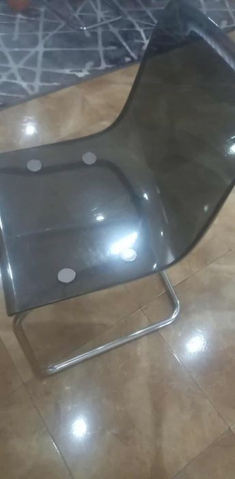 Vendo mesa e cadeiras