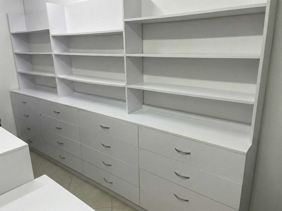 Великий торговий стелаж-комод з шухлядами та полицями білий