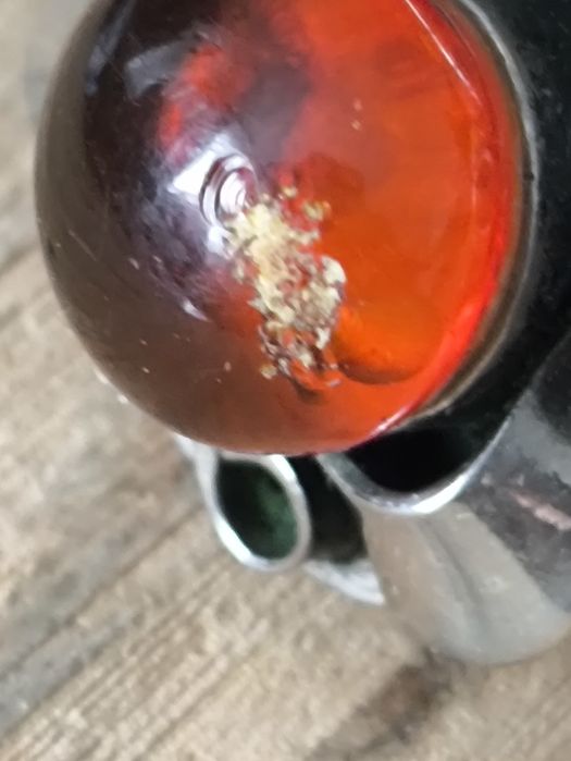 Stary metalowy pierścionek z bursztynowym oczkiem,uszkodzony. Vintage