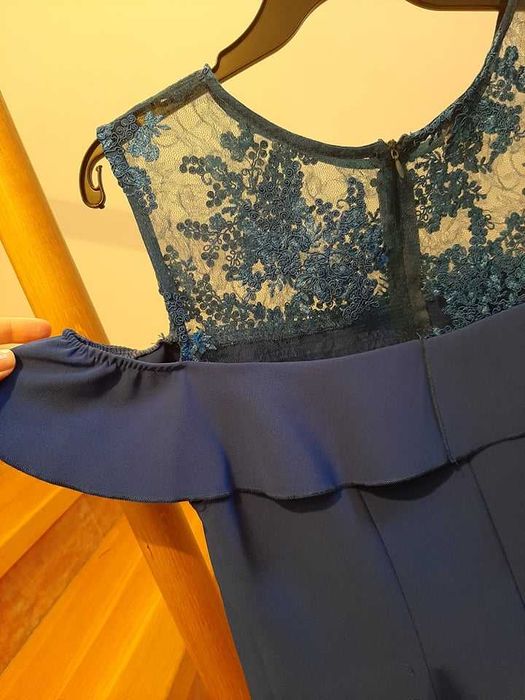 Chabrowa sukienka z koronką