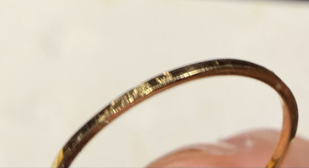 Anel em ouro com brilhantes e um rubi