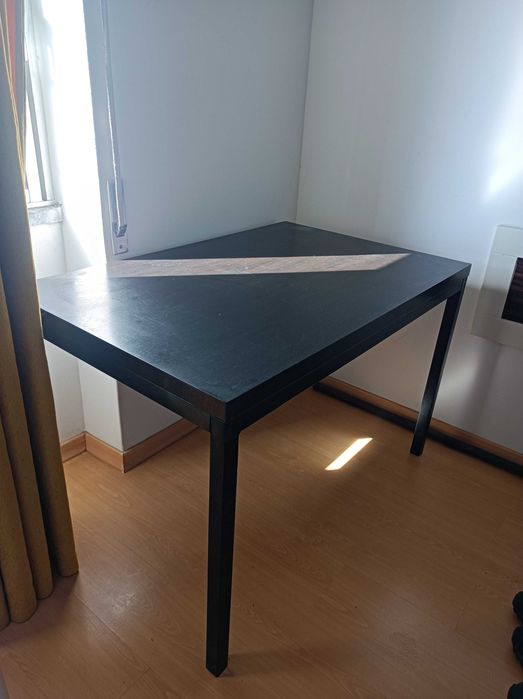 Mesa com tampo de madeira e pés em aço