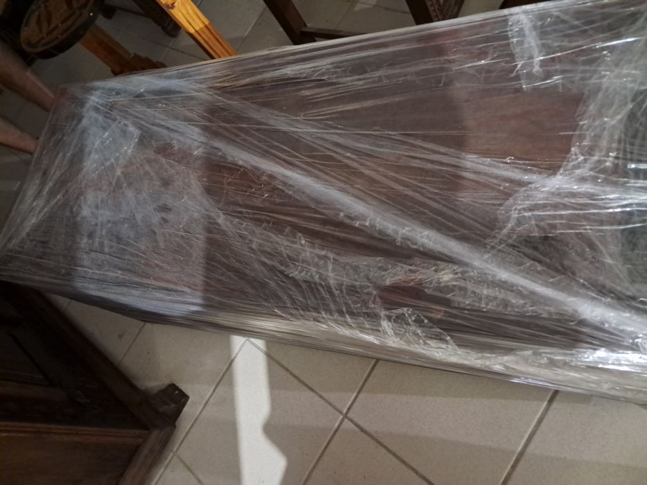 Cómoda madeira escura