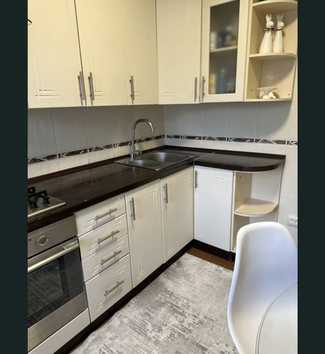 Кухня з технікою та мийкою