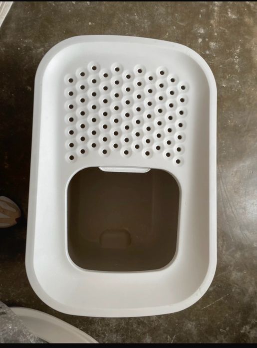 Caixa fechada de areia para gato