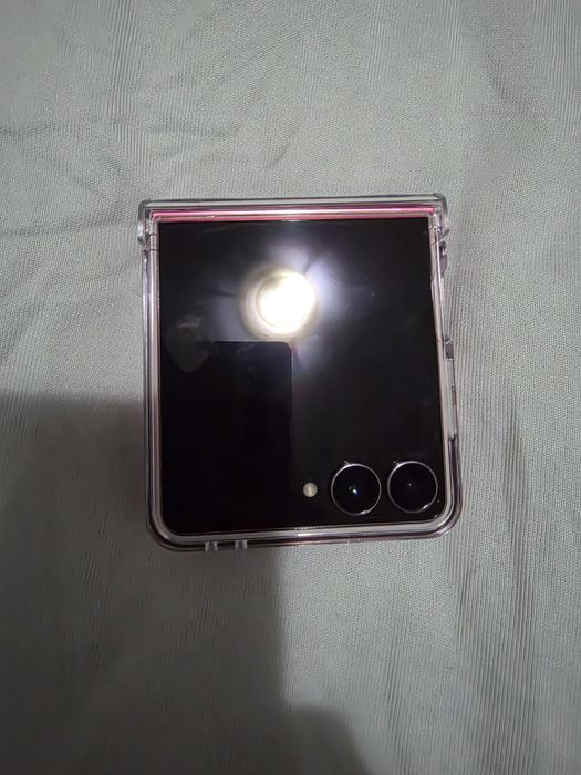 Vendo Galaxy Z Flip 7
Usado como novo.
Vai com caixa e garantia.
512 G