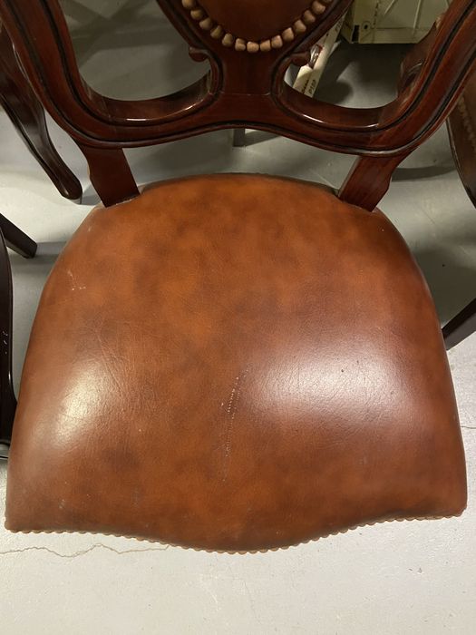 Mesa redonda/oval (extensivel) com 4 cadeiras.