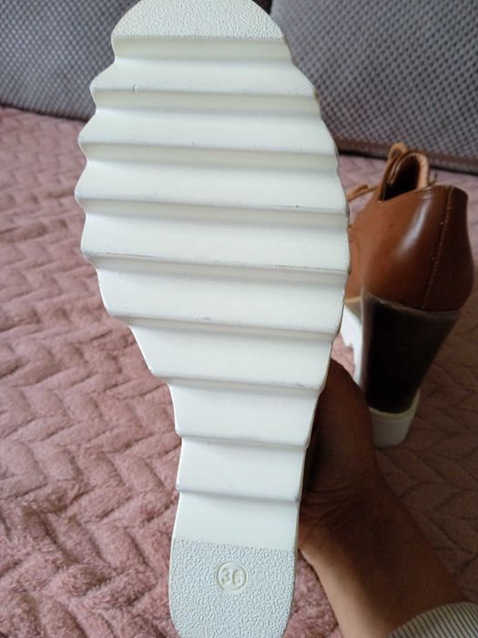Buty na koturnie.