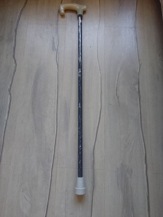 Sprzedam metalową laskę długość 88 cm.