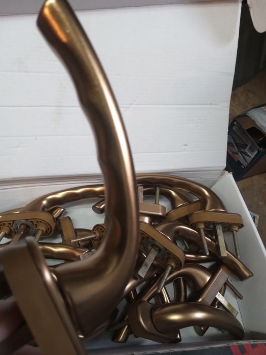 Klamki secustik do okien złote