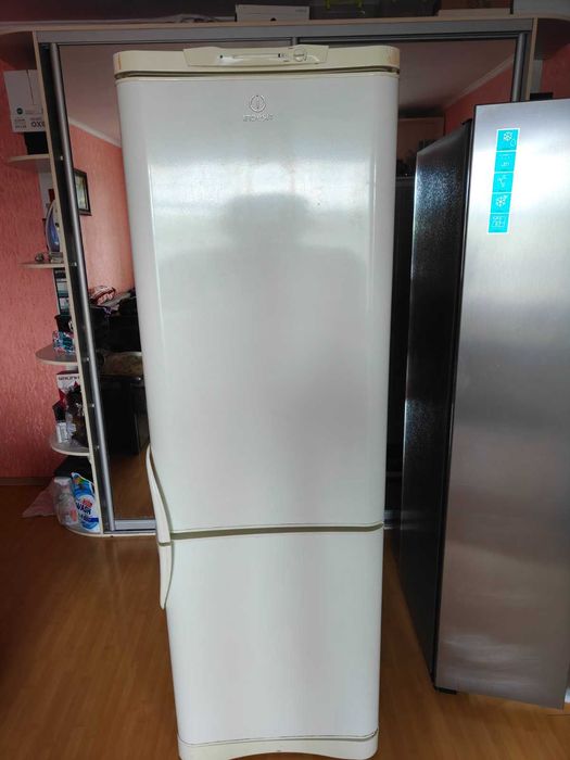Холодильник Indesit