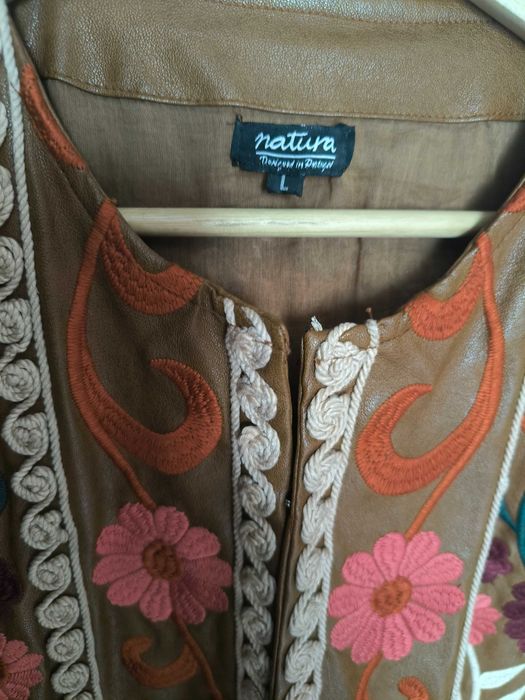 Casaco bordado NATURA em pele