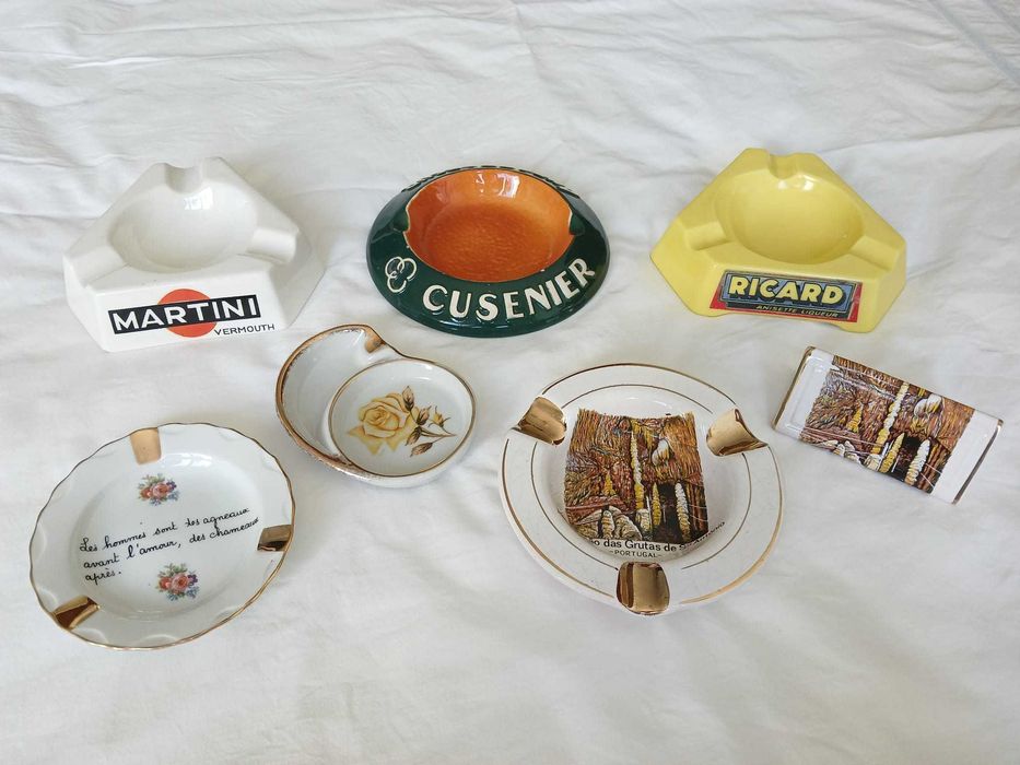 8 cinzeiros antigos e 1 paliteiro, a partir de