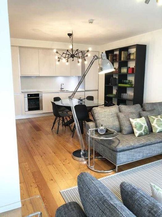 Candeeiro Pé Alto Studio em aço cromado