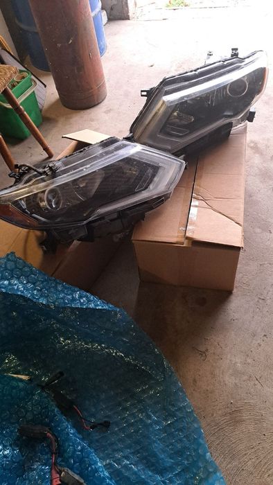 Продам  передние фары Nissan Rouge