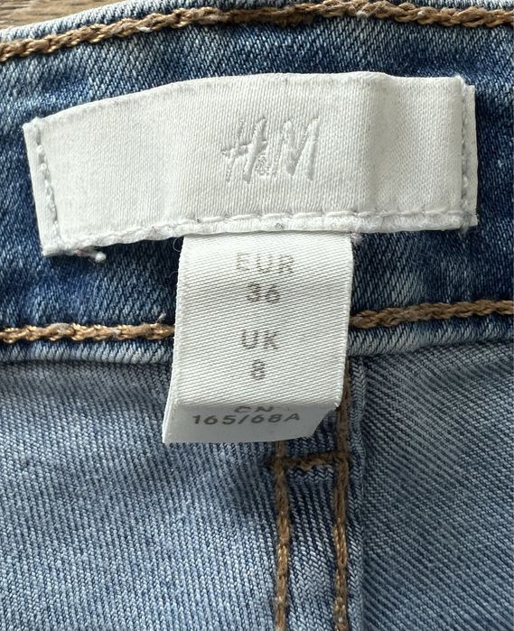 Jasnoniebieskie jeansy skinny z przetarciami H&M r. 36
