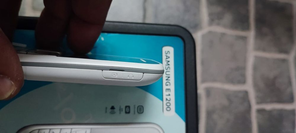 Telemóvel de Teclas Samsung E1200 Branco – Completo com Caixa e Carregador Original