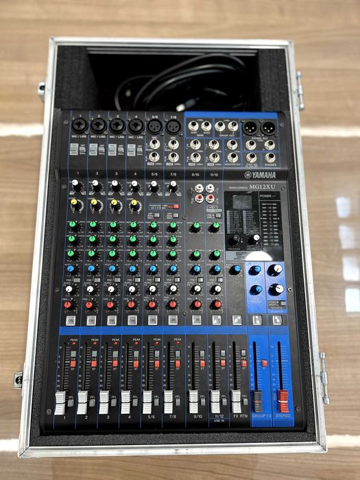 Mesa de mistura Yamaha MG12 XU como nova e com mala de metal