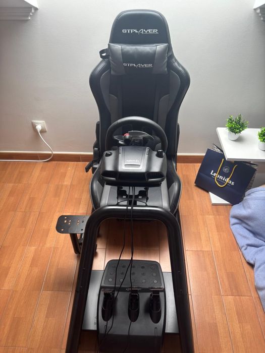 Cockpit Com volante e pedais